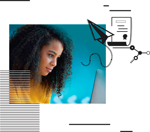 A imagem &eacute; uma fotografia com ilustra&ccedil;&otilde;es por cima. A foto &eacute; de uma jovem negra de cabelos cacheados sando uma blusa amarela. Ela digita algo em um notebook. As ilustra&ccedil;&otilde;es s&atilde;o desenhos em preto de objetos relacionados ao conhecimento, como avi&otilde;es de papel, certificados e cadeias de carbono. O t&iacute;tulo em preto diz Curso.