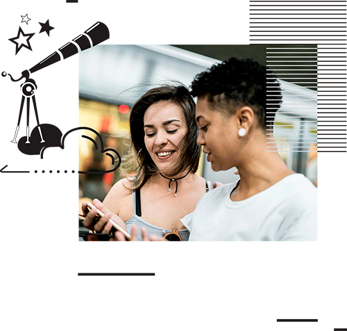 A imagem &eacute; uma fotografia com ilustra&ccedil;&otilde;es por cima. A foto &eacute; de uma mulher branca, morena de cabelos curtos usando uma blusa branca e um suti&atilde; preto olhando o celular com uma mulher negra de cabelos curtos e blusa branca. As ilustra&ccedil;&otilde;es s&atilde;o desenhos em preto de objetos relacionados ao conhecimento, em especial um telesc&oacute;pio. O t&iacute;tulo em preto diz Dicas e Inspira&ccedil;&otilde;es em preto.
