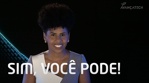 A imagem é uma foto com intervenções gráficas. Há uma mulher negra, de cabelos curtos e blusa cinza e branca. O fundo é preto com intervenções azuis. Aparece a frase “Sim, você pode!”.