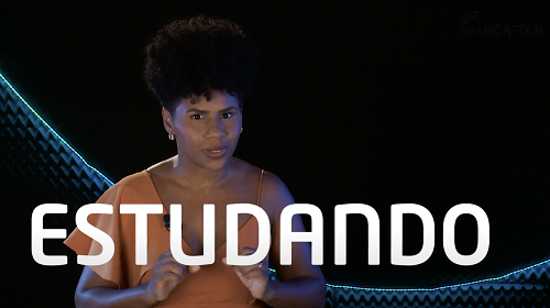 A imagem é uma foto com intervenções gráficas. O fundo é preto, com uma linha no meio e texturas na cor azul-neon. Há uma mulher negra, de cabelos presos e vestido marrom. A palavra “estudando” aparece logo à sua frente.